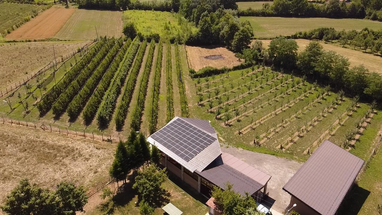 Zračni snimak objekta s fotonaponskom elektranom na krovu